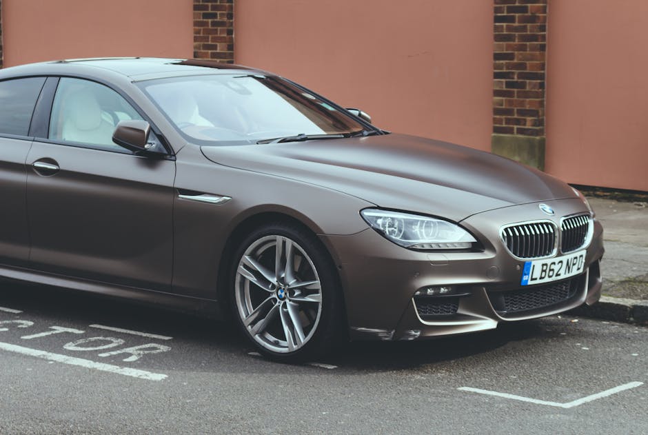 Luksuzni BMW 6 Series kupé parkiran na urbanoj ulici