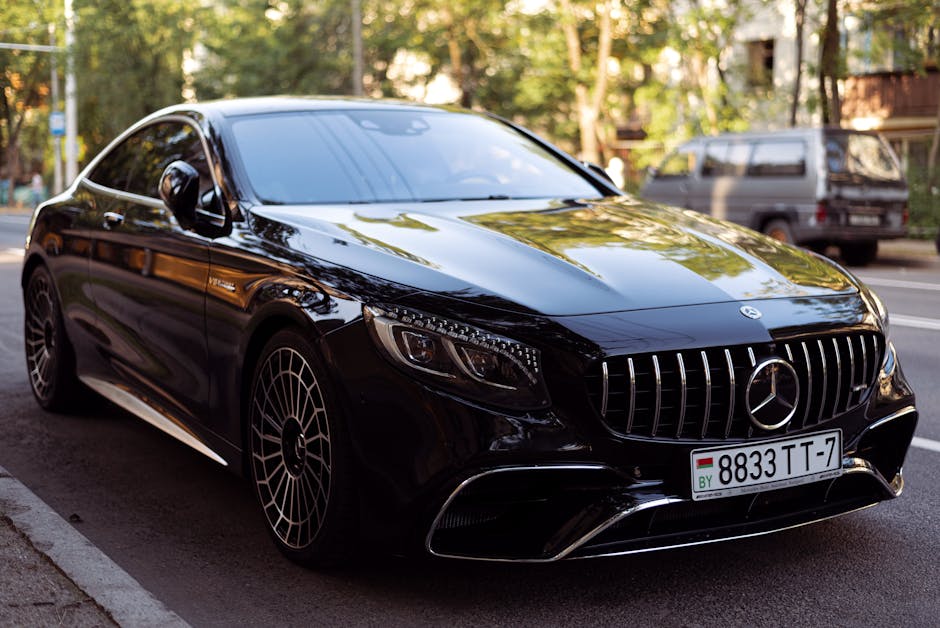 Elegantni crni luksuzni automobil parkiran na urbanoj cesti, s sjajnim eksterijeroim.